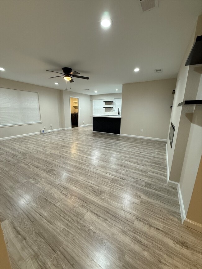 Photo - 4747 Clover St