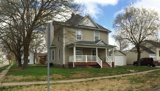 Renovated 5 bed/2.5 bath home only 2 blocks from campus - 321 W 5th St House