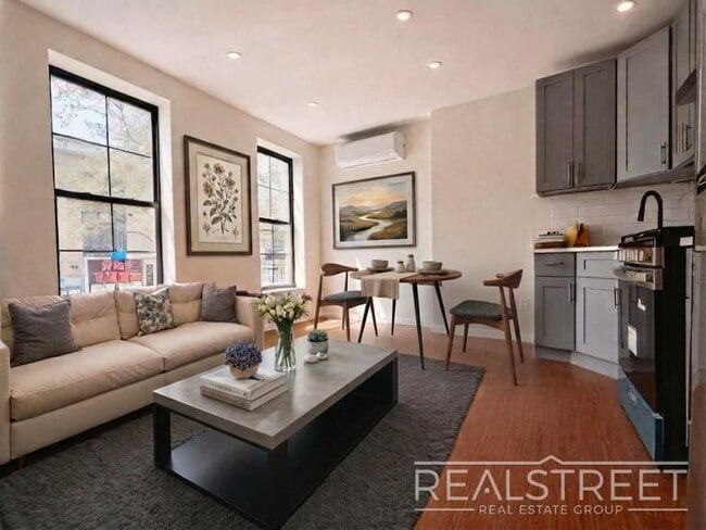 Building Photo - Sun-Filled 2 Bed / 2 Bath w/ King Primary, Walk-In Closet – Steps from Gates J