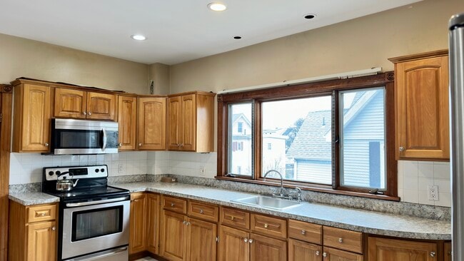 Building Photo - 422 Charles St Unit 2