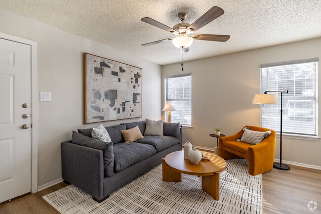 1BR, 1BA - 608SF Living Room