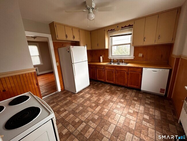 925 Meriden Rd