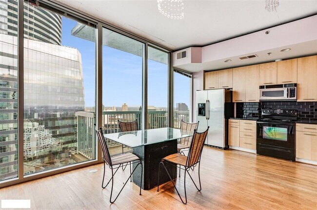 Photo - 3324 Peachtree Rd NE Unidad 2515