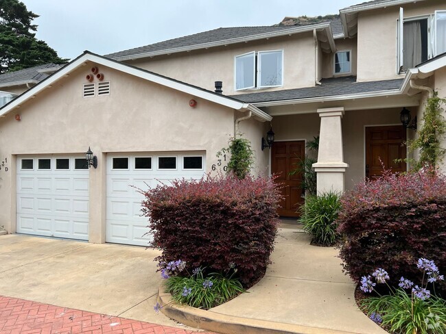 Building Photo - 2 Bedroom Townhome