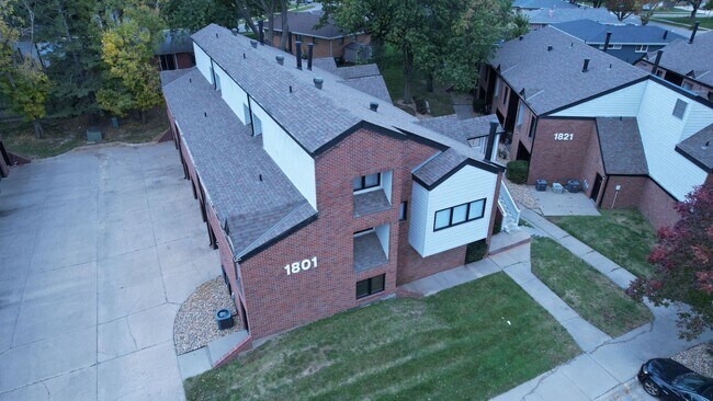 Photo - Luxurious 2-Bedroom Apartments with Modern Flair and Parkside Living! Unidad 4 Furnished Finder