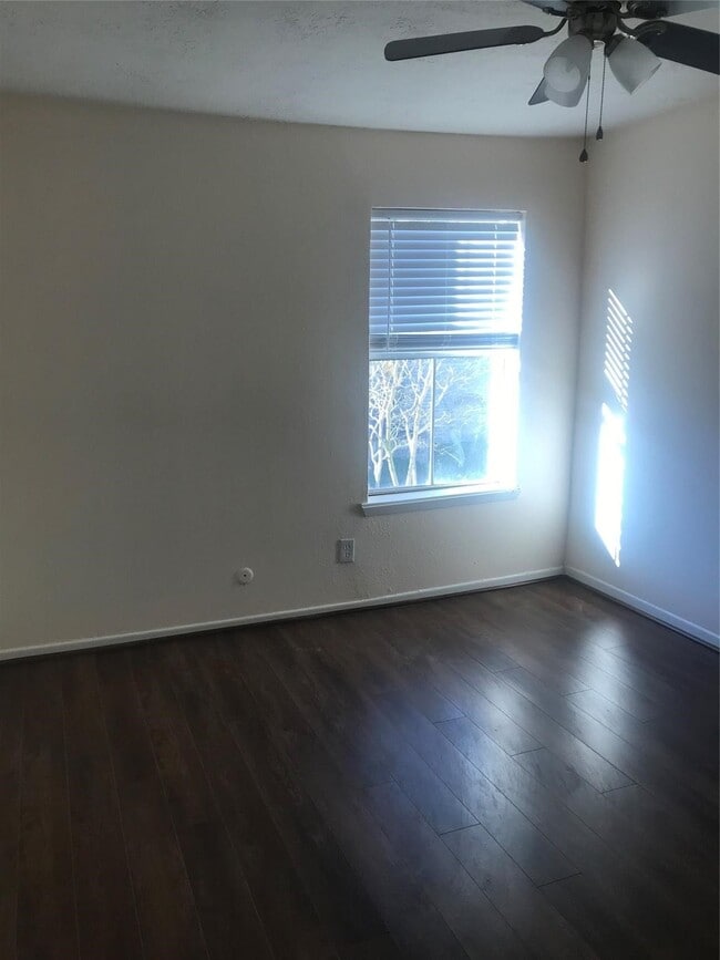 Building Photo - 8646 Maplecrest Dr Rental