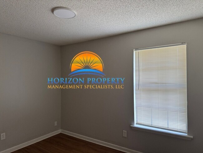 Photo - 900 Stevens Ct NE