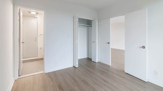 Dormitorio con suelo de superficie dura - Crystal Place