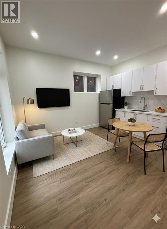 Photo - 259 John St S