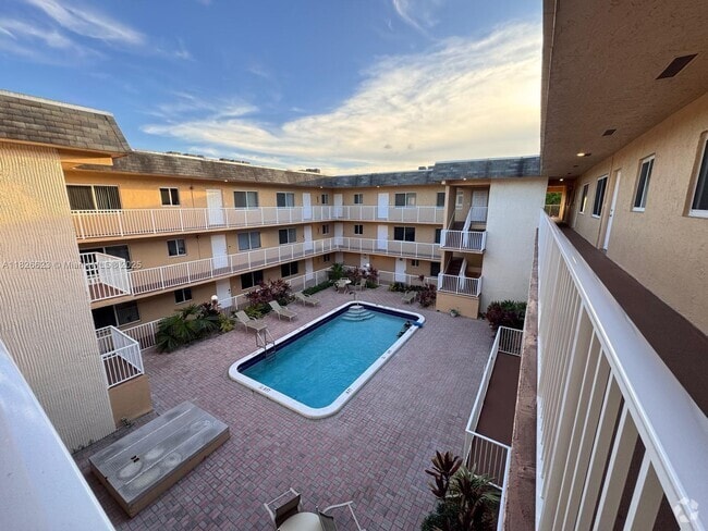 Building Photo - 7910 Taft St Unit 304 Rental
