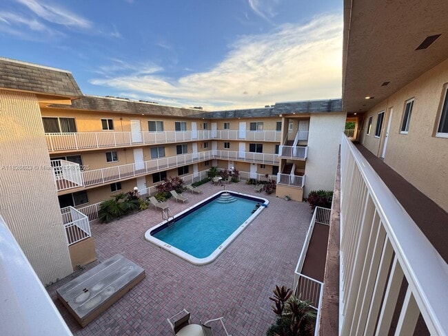 Photo - 7910 Taft St Unidad 304 Rental