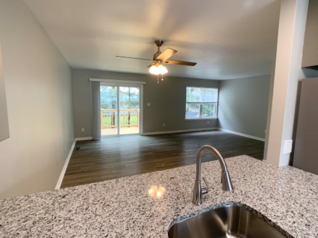 Photo - 424 N High St Ext