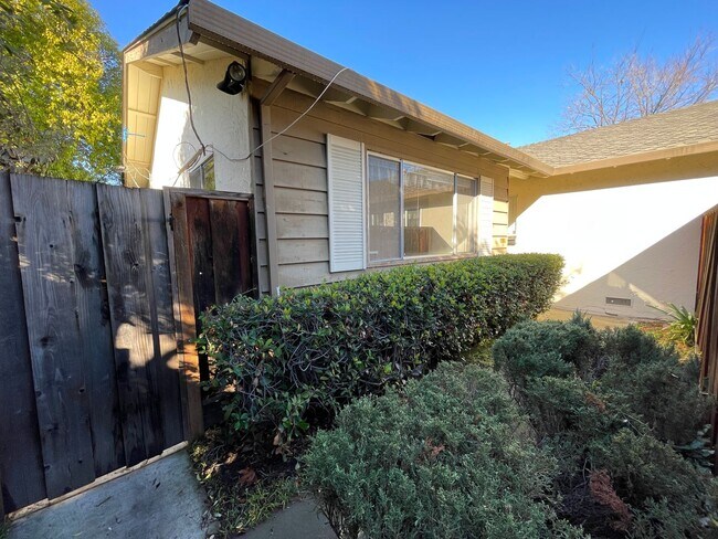 Building Photo - Henderson Ave Unit 941