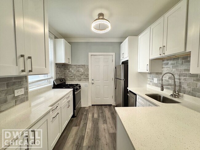 Photo - 4200 N Clark St Apartments