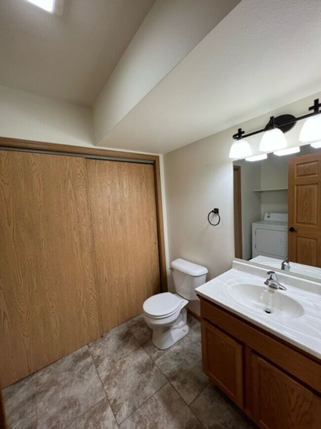 Photo - BEAUTIFUL & SPACIOUS 4 BEDROOM/2.5 BATH DU...