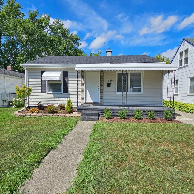 Building Photo - 2 bed, 1 bath renovated ranch. Kitchen has... Rental