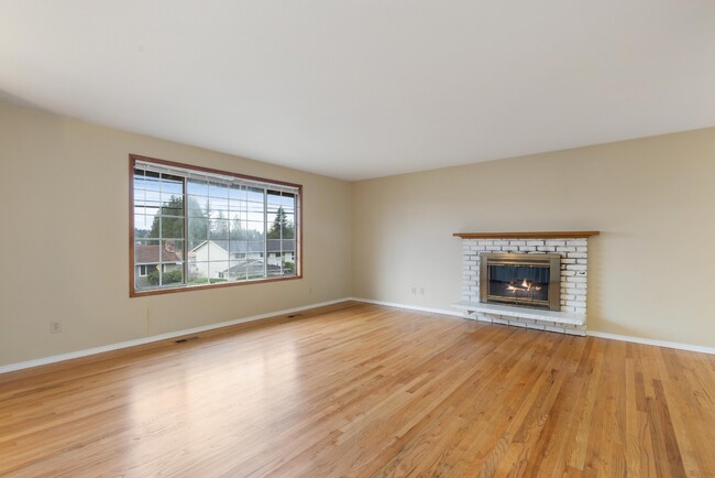 Photo - Spacious 5-Bed Home on XL Private Lot!