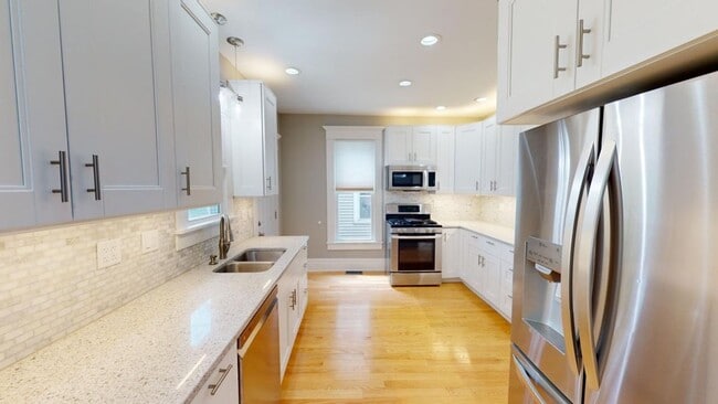Photo - 5 BEDROOMS + 2.5 BATHROOMS + 3 FREE OFF-ST...