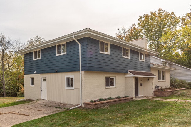 Photo - 1520 Traver Rd