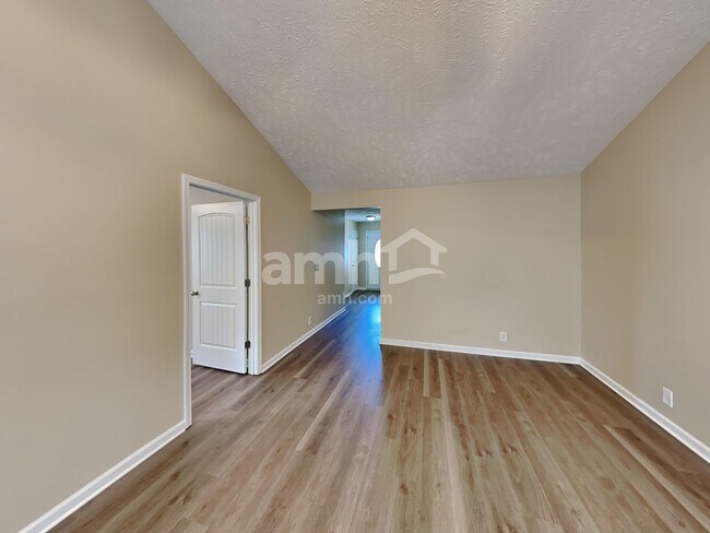 Photo - 112 Tulip Grove Point
