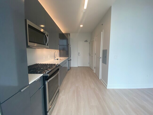 Photo - 326 W Illinois St