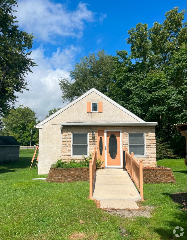 Building Photo - 258 E Hubert Ave Rental