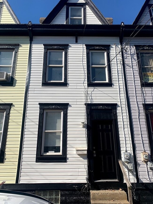 Building Photo - 3/1 Rowhouse Available To Rent in Upper Lawrenceville - Available April!!