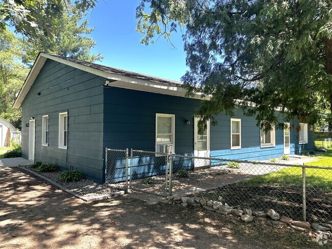 Building Photo - 1402 1st St Rental