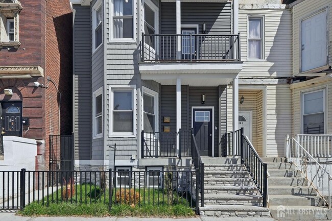 Building Photo - 327 S Orange Ave Unit 1