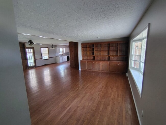 700 Peachtree Ln