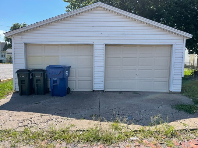 Photo - 2 bedroom house with garage!