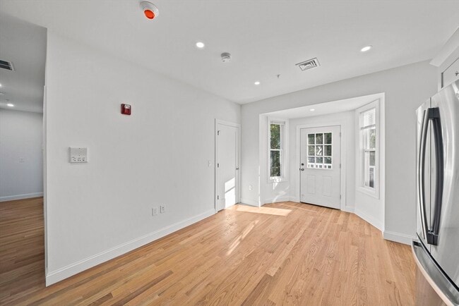 Photo - 417 Commercial St Unit 3