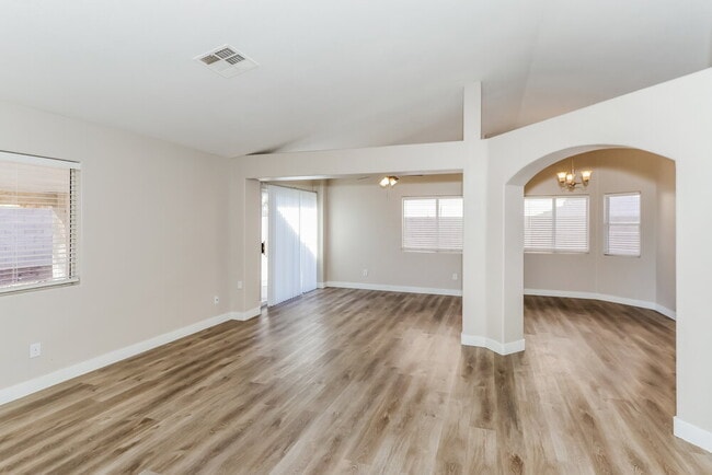 Photo - 633 Willowick Ave