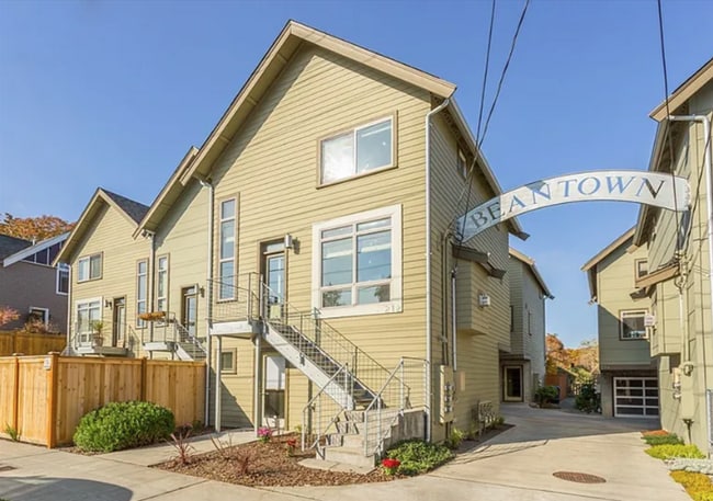 Building Photo - Modern Queen Anne Townhome w/ Dedicated Office, Fenced Patio, Lofted Primary Suite & Oversized Ga...
