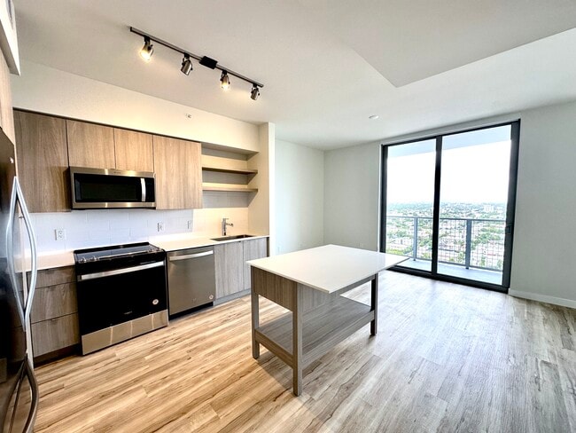 Building Photo - 525 SW 4th Ave Unit S1