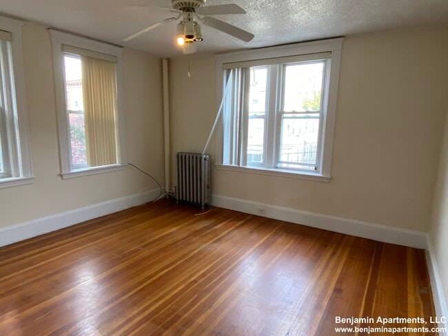 Building Photo - 15 Barrows St Unit 3