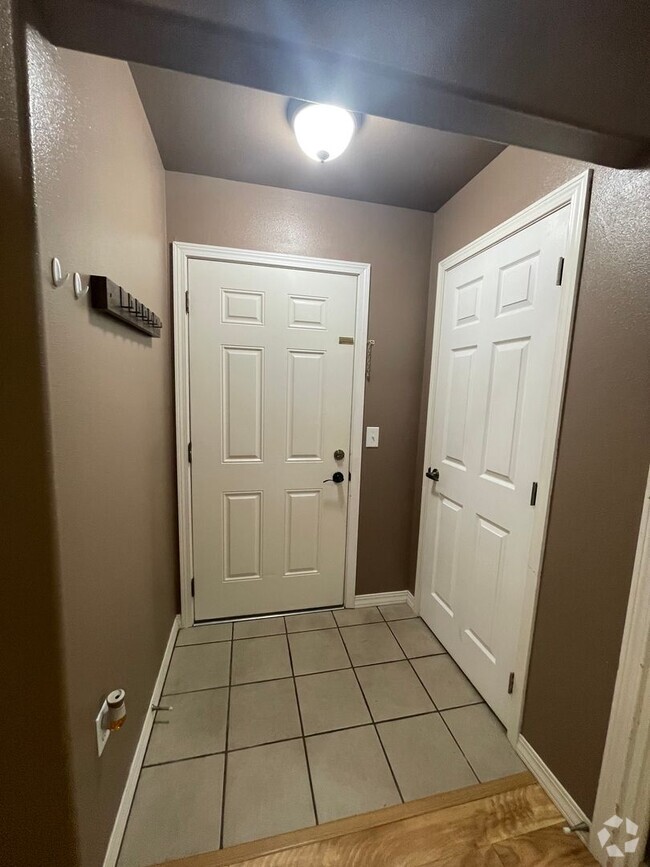 Building Photo - Town House in Post falls