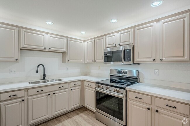 Building Photo - Stunning 2 Bed 1.5 Bath Condo in Scottsdal...