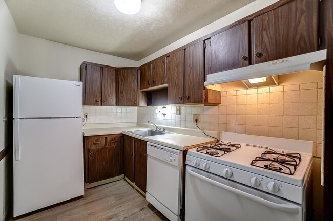 Photo - 520 - EMBASSY PLAZA