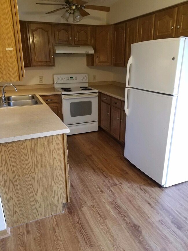 Photo - 2 Bedroom, 1.5 Bath Townhouse in Clinton, IA