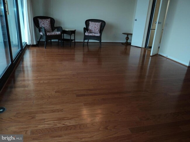 Dining area - 5505 Seminary Rd Unit 607