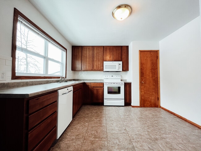 Building Photo - 921 Rainbow Dr