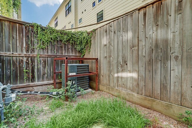 Photo - 8715 Meadowcroft Dr Unit 901