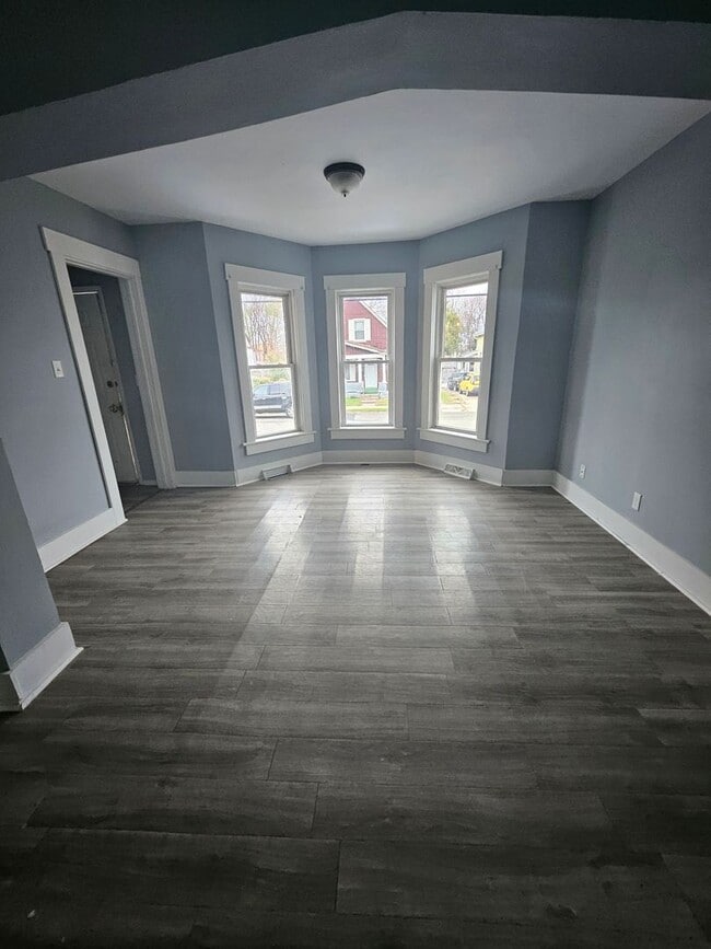 Building Photo - Lower three bedroom unit on Upper East Side