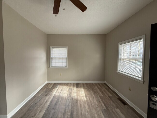 Photo - 537 Robertson St