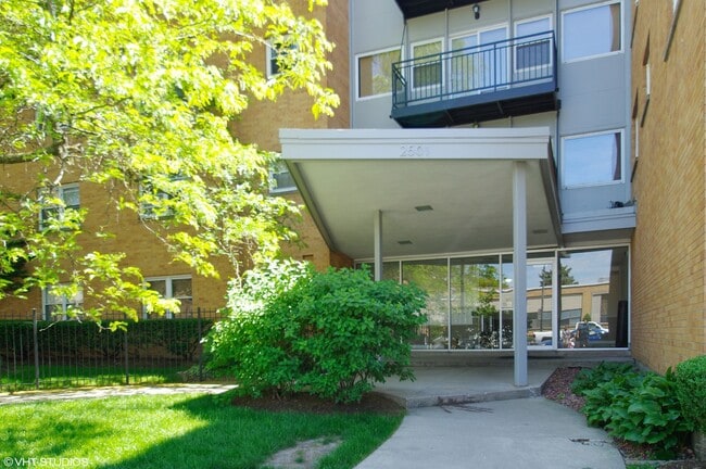 Building Photo - 2501 W Bryn Mawr Ave Unit 502