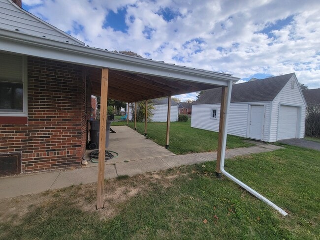 Photo - 2381 Lakewood Ave