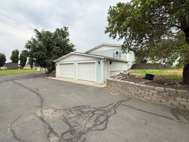 Photo - 3 Bedroom Home with Large Shop and Additional 2 Car Garage