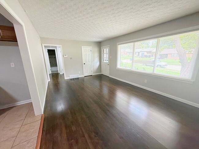 Photo - 3587 Hallbrook St