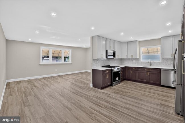 Photo - 9312 Edmund St